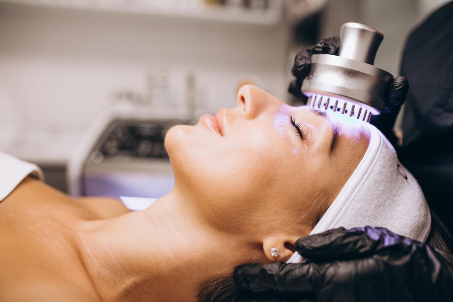 HydraFacial-Ger&auml;t mit Lichtbehandlung