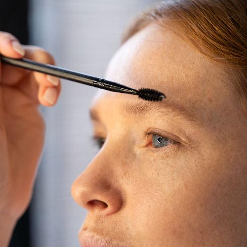 AUGENBRAUENFARBEN FASSONIEREN 