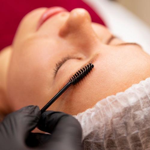 AUGENBRAUENFARBEN (ZUR BEHANDLUNG)