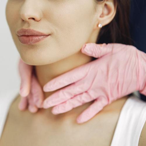 MIKRONEEDLING AM HALS